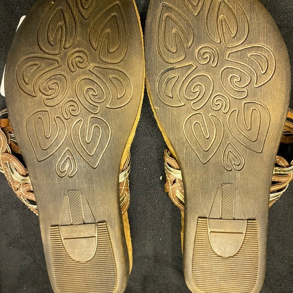 New Sandalup gold and brown sandals - Picture 2 of 3